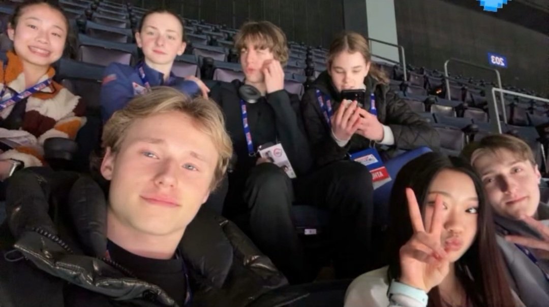 Ilia with his training mates and fellow competitors at the auditorium of 2024 US Figure Skating Championships!

📸 audreyshin.skater