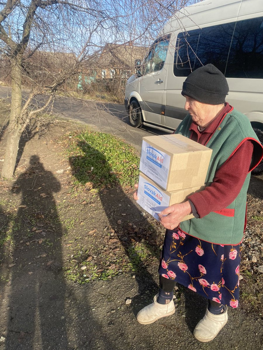 UaEmergencyFood's tweet photo. Distribution of food rations in small villages near Nikopol, with the support of Slovakia's government (SlovakAid). Ready-to-eat food, clean water, and hygiene kits provided to those in need.
1/1 https://t.co/EaxYNTFV3D
