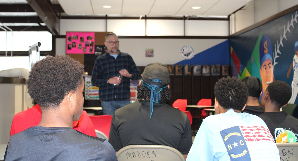 metro_reds's tweet photo. Thank you to Officer Smith of @CMPD for spending time with our players. They learned about their rights, gun safety and had an opportunity to ask tough questions. #WeAreCMR #MBLRBI #Baseball @MorrisMadden08 https://t.co/gzxBlD2wqs
