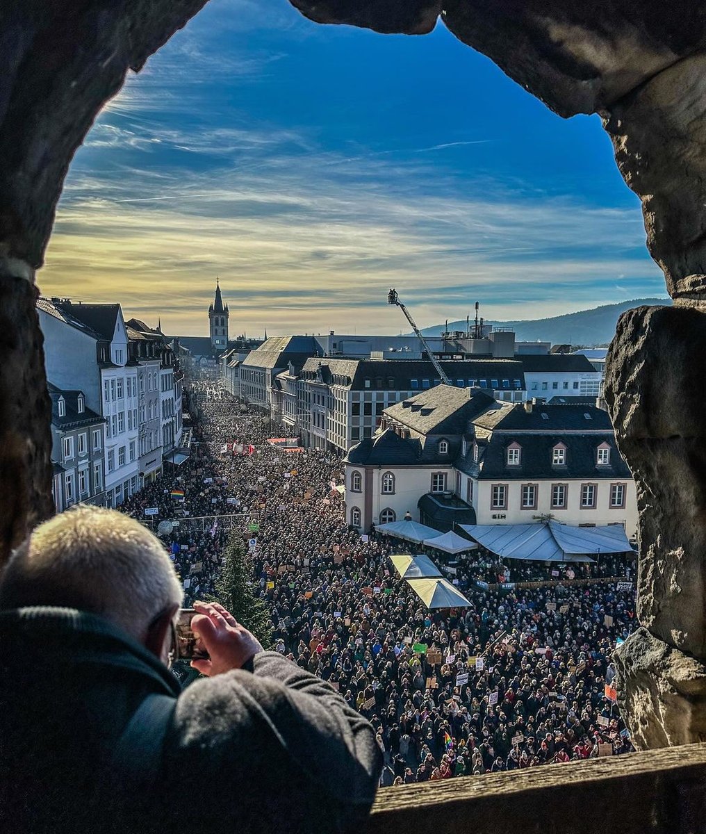 Es ist gut möglich, dass die älteste Stadt Deutschlands heute die größte Kundgebung ihrer Geschichte auf die Beine gestellt hat ❤️

#Trier
#WirSindMehr
(Foto von Rolf Lorig)