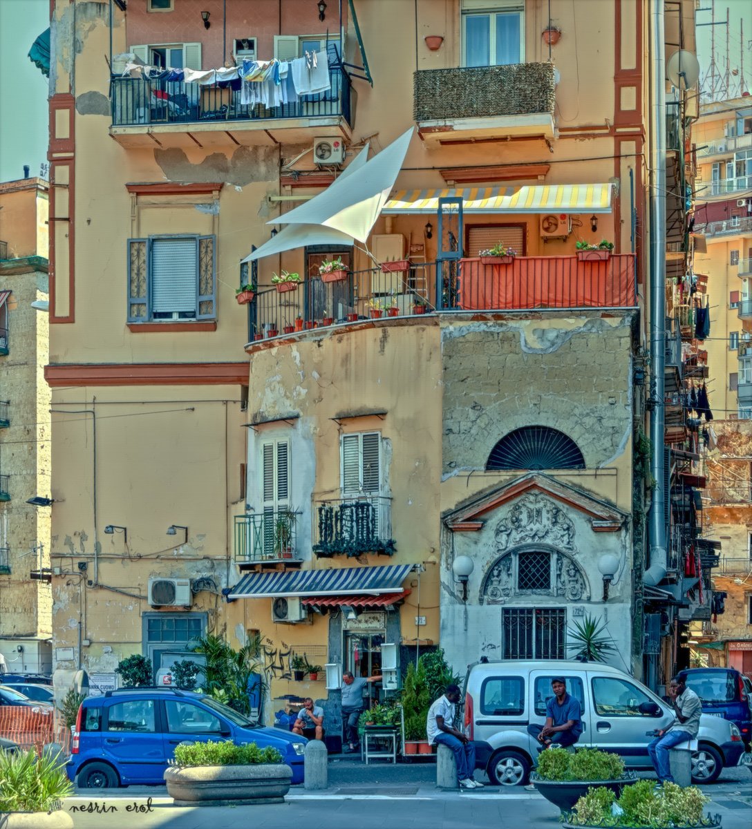 #StreetSunday #napoliitaly #naplesstreets #italianlifestyle #streetphotography #balconies #facade