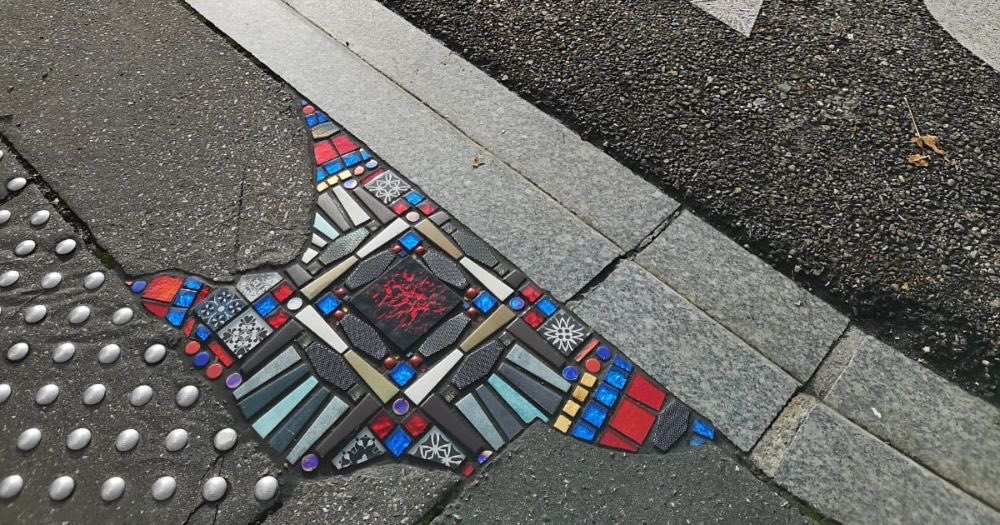 There is a group of folk going around filling pavements and cracks with mosaics. I’m having problems getting tweets out…Sorry. The brainchild of this operation on the streets is from Lyon ‘Ememem ‘Pavement Surgeon