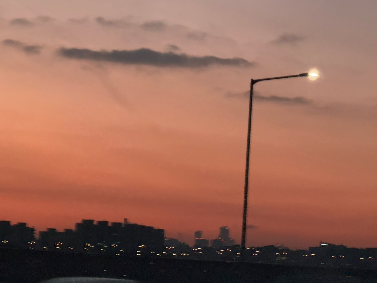 taengmoban's tweet photo. 30분넘게 저녁 근황 셀카 츄르먹는 냥모에화 다해놓고 오래 못 있어서 미안하대....... 그래놓고도 맘쓰여서 하늘사진도 엄선해서 보내준거 봐🥺 https://t.co/SqxxqyFSAL