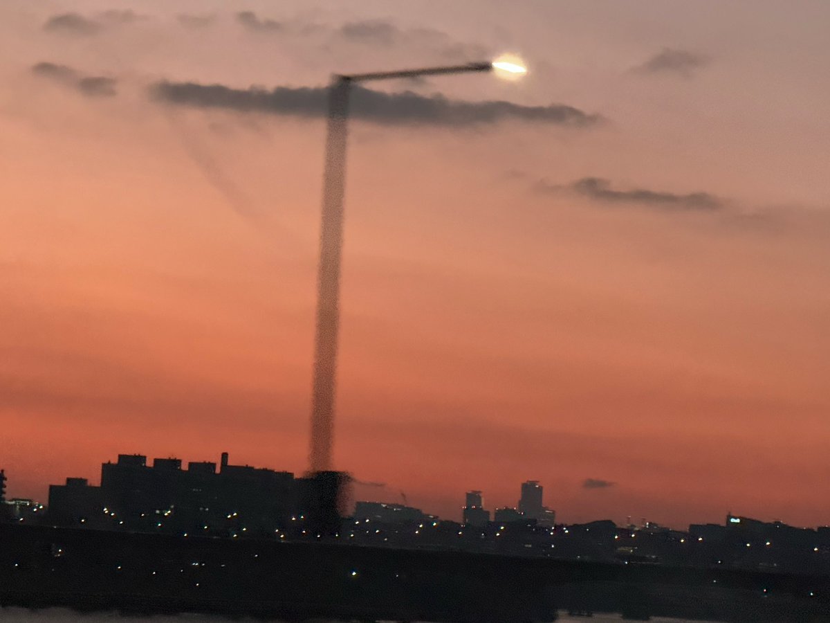 taengmoban's tweet photo. 30분넘게 저녁 근황 셀카 츄르먹는 냥모에화 다해놓고 오래 못 있어서 미안하대....... 그래놓고도 맘쓰여서 하늘사진도 엄선해서 보내준거 봐🥺 https://t.co/SqxxqyFSAL