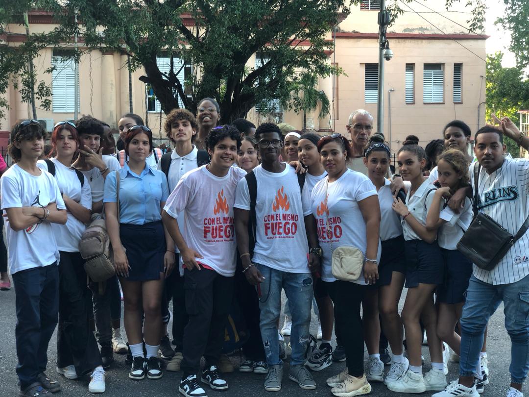 lisaracorona1's tweet photo. #ConElMismoFuego de la Revolución llegamos hasta la escalinata de la @UdeLaHabana para participar en la Marcha de las Antorchas❤️‍🔥 #MartíVive en su juventud y todo el pueblo. 

#LaHabanaDeTodos https://t.co/8C1Rb7KmW1