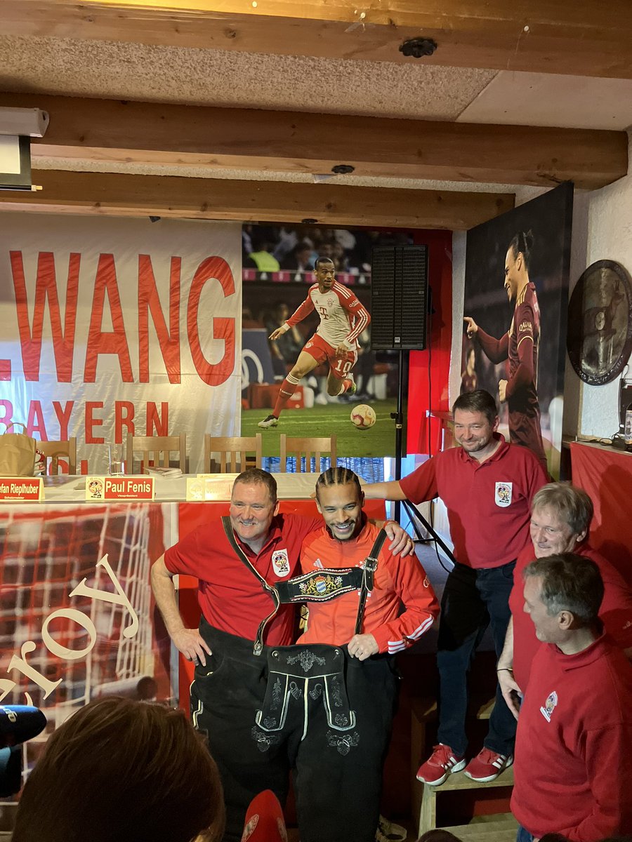 Leroy #Sané ist gut drauf in Höslwang. Als er von den Kindern gefragt wurde, wie es mit der Vertragsverlängerung beim #FCBayern ausschaut, antwortete er: „Wir sind auf einem sehr, sehr guten Weg.“