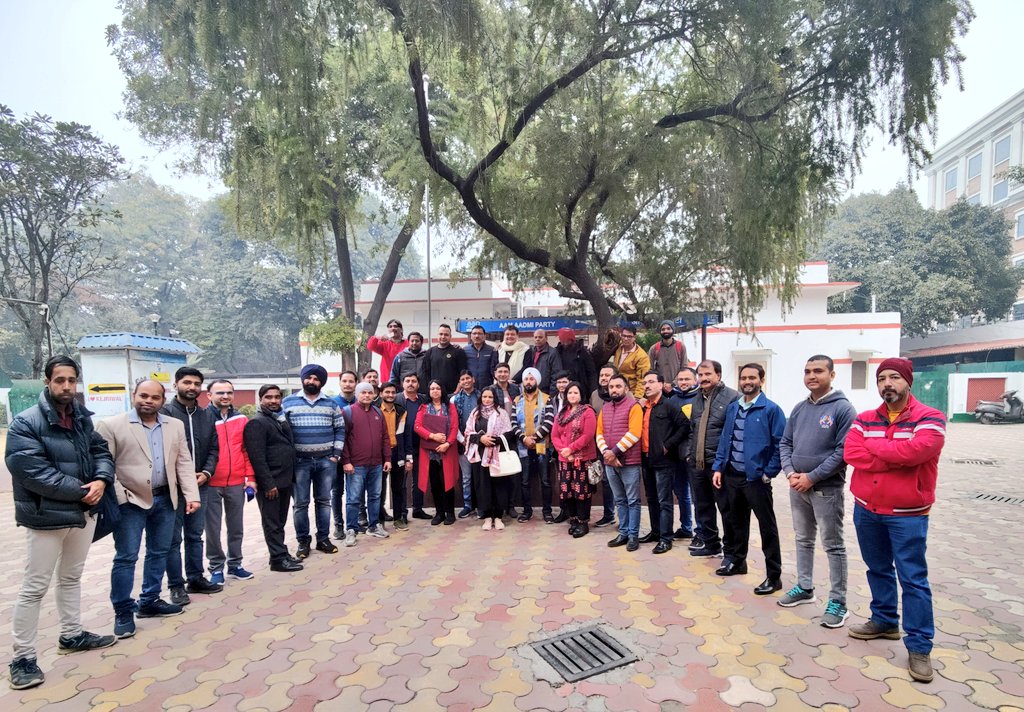आज आम आदमी पार्टी कार्यालय में नव गठित दिल्ली प्रदेश सोशल मीडिया टीम की मीटिंग हुई जिसमें आगे की रणनीति व संगठन विस्तार पर चर्चा की गई!
<a href="/AamAadmiParty/">AAP</a> <a href="/ArvindKejriwal/">Arvind Kejriwal</a>
