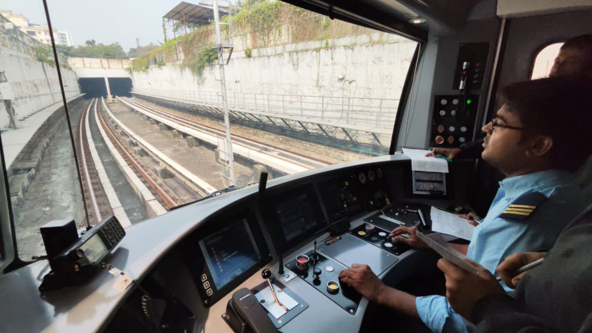 #TrialRuns were conducted with #AutomaticTrainOperation (ATO) mode in between #SaltLakeSectorV to #Sealdah stretch of #GreenLine. Accurate stopping at the platforms & automatic opening of correct side train doors &  #PlatformScreenDoors (#PSD) were checked during these runs.