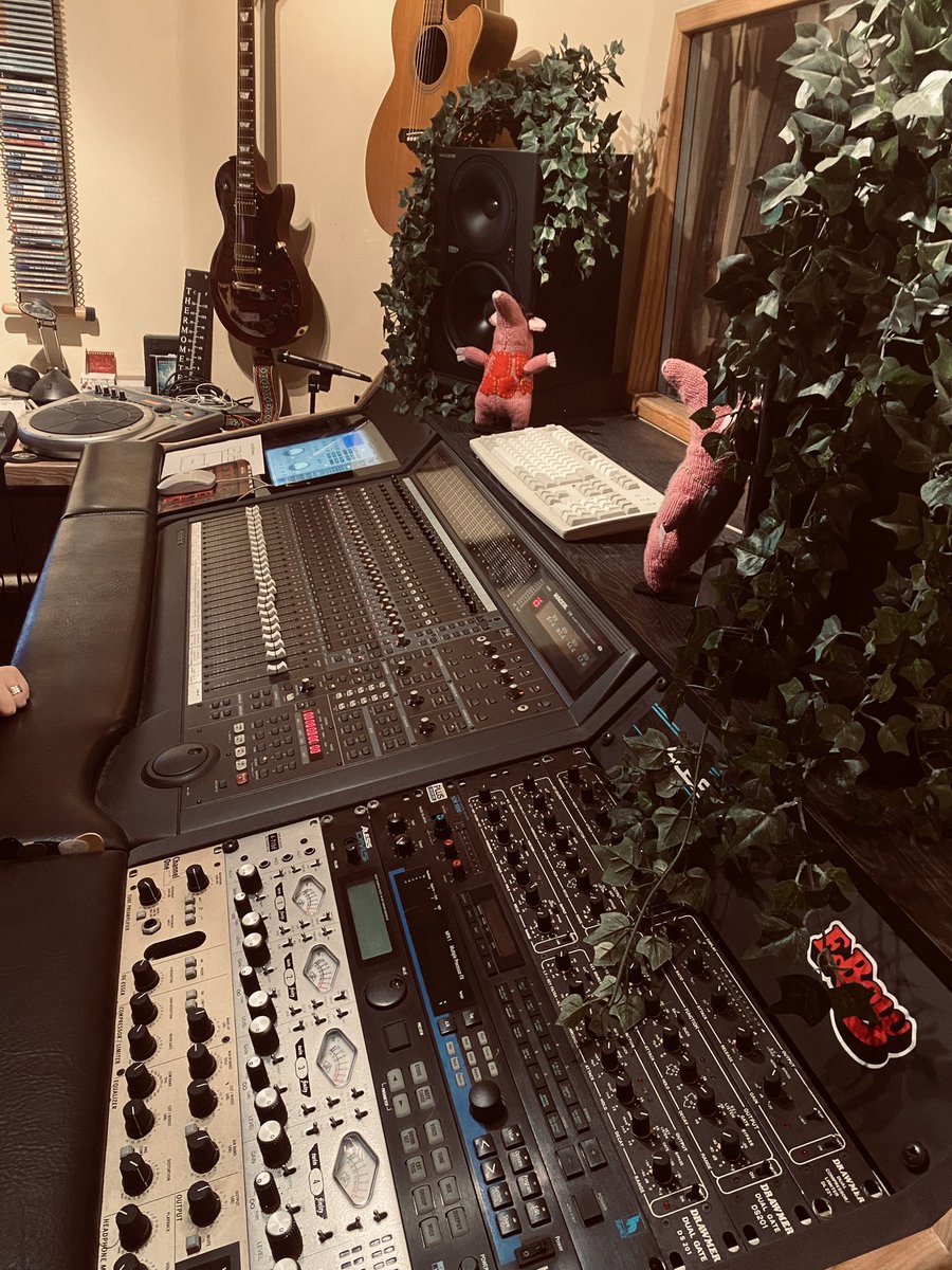 Juggling_Words's tweet image. Twiddling our knobs!👀

An evening in my friend’s studio, under the gaze of Mr Jim Marshall Amps &amp;amp; earth-shattering speakers!💥

From writing soundtracks to producing albums, the creativity that flows from this soundspace is glorious…then there’s me!🤪

#ADayInTheLife #StudioFun
