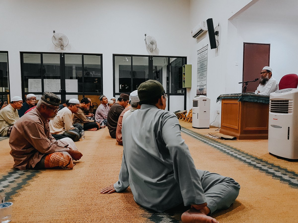 acaiijawa's tweet photo. Orang lelaki ni kalau boleh solatlah Maghrib, Isya' dan Subuh berjemaah di masjid.

Kalau ada kuliah maghrib duduklah dengar pengajian sebentar.

Kenal jiran dan ahli kariah. Sumbang sesuatu kat komuniti dengan ilmu dan skill yang kita ada.

Terutama yang dah berkahwin. https://t.co/wVADCTWui5