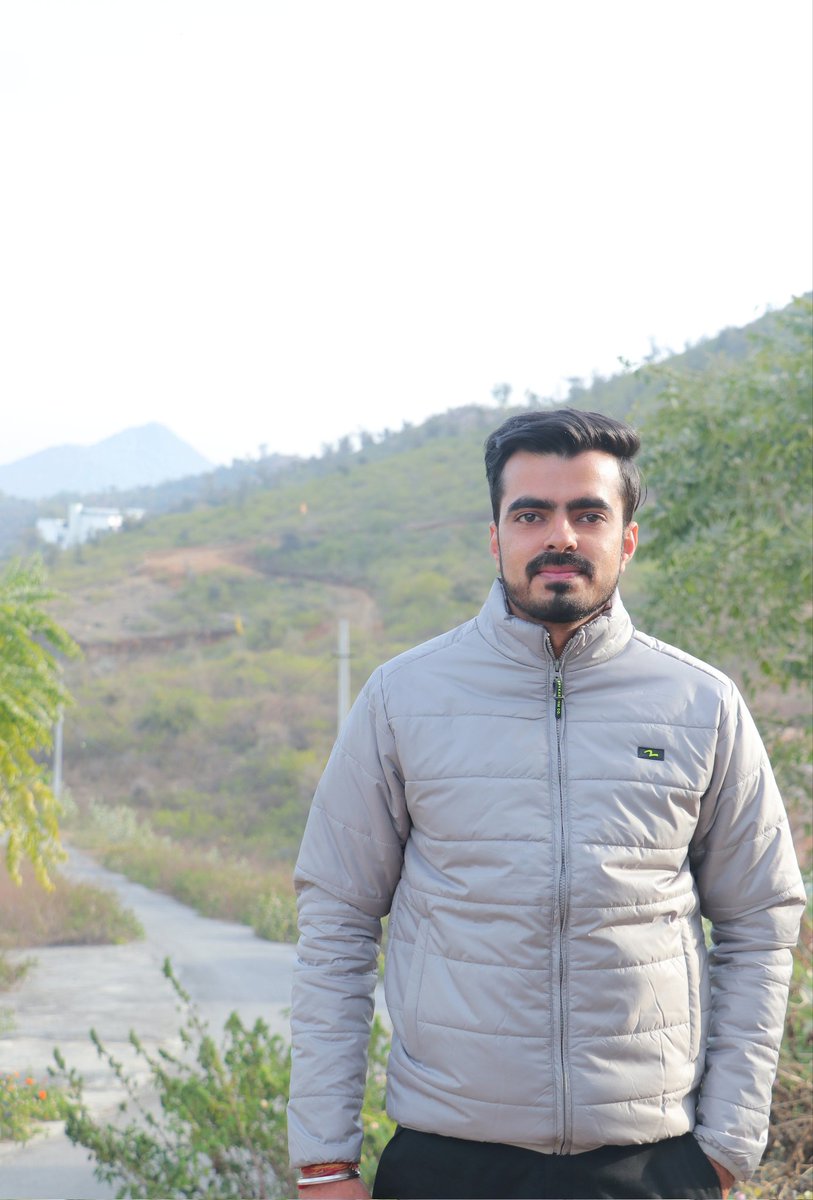 क्‍या हार में क्‍या जीत में
किंचित नहीं भयभीत मैं
संधर्ष पथ पर जो मिले यह भी सही वह भी सही।