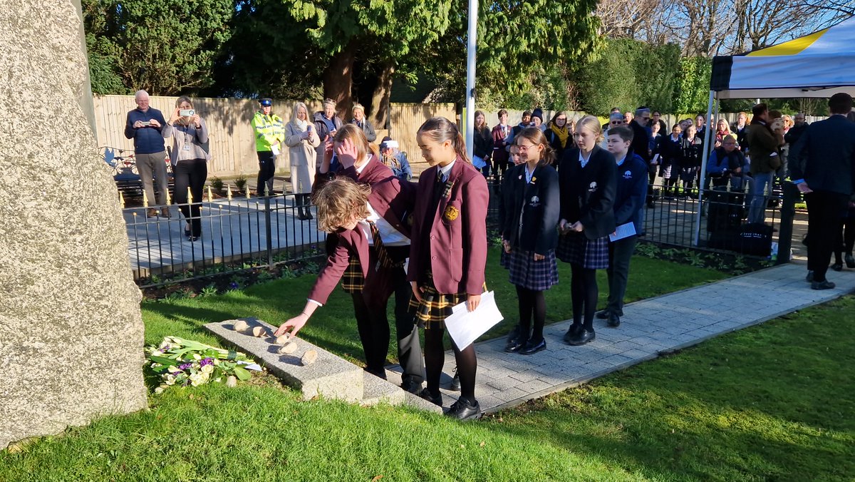 A beautiful & poignant service for #HolocaustMemorialDay was held in Haywards Heath by @AmnestyUK & Haywards Heath Town Council. The service was attended by the Lord-Lieutenant of West Sussex, the Mayor & Deputy Mayor, chair of @MSDCnews, residents & students from @oathallnews.