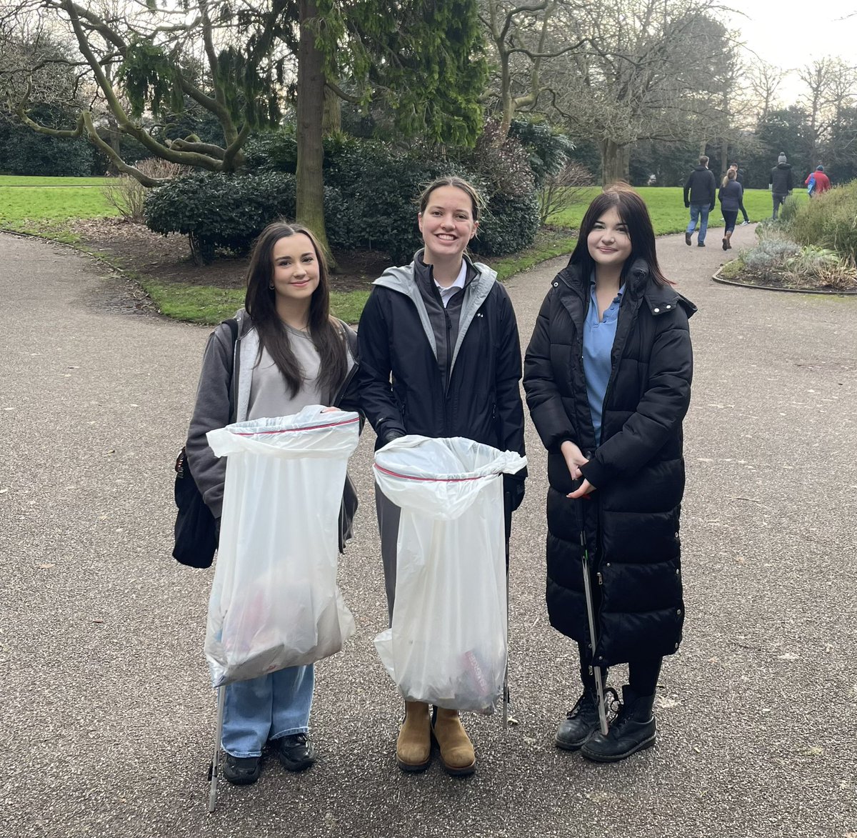 Team Westminster Park out with @daisycoopmp doing a litter pick for @EcoCommunities_ Chester! Well & truly making a difference within the local community 🚮 @ianhall_92588 @jeanie_hughes