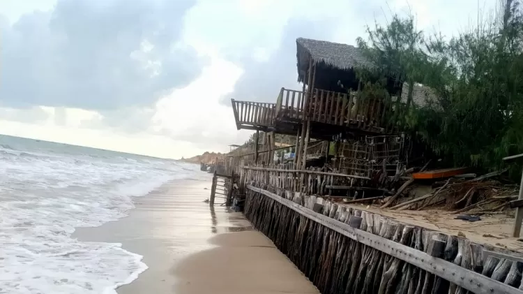 NiltoTatto's tweet photo. CE: Mar avança até 400 m, expulsa moradores e salga poços de água em Icapuí
O avanço do mar levou o município a decretar emergência seis vezes desde 2009
@carlosmadeiro @UOL #Mar #Praias #Icapui #Agua https://t.co/ozIxcsHYP0