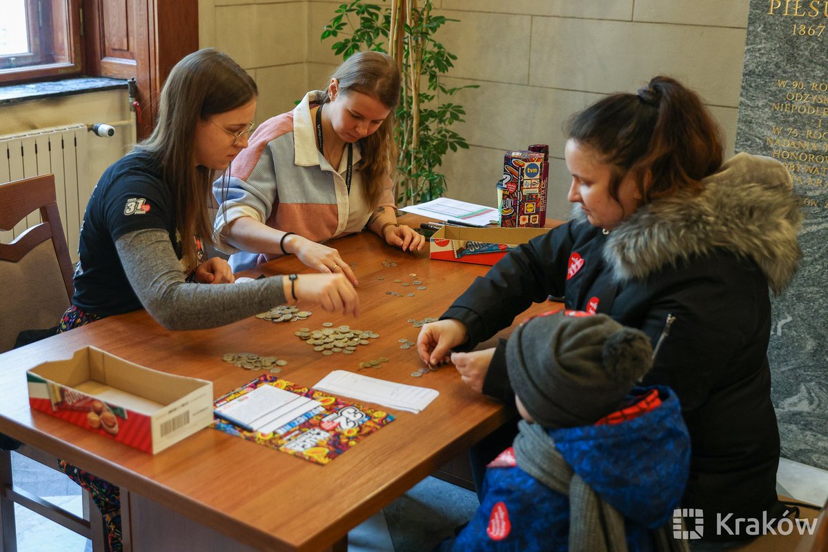 #Finał #WOŚP W #Krakow.ie też wszystko gra OK! ❤️

Trwa 32 finał WOŚP! Adaś jak zwykle jest w sztabie, a wolontariusze już rozliczają pierwsze puszki!

📸 <a href="/BSKrakow/">Bogusław Świerzowski</a>
<a href="/krakow_pl/">Kraków</a>
<a href="/fundacjawosp/">WOŚP</a> <a href="/WOSPKrakow/">WOŚP w Krakowie</a>