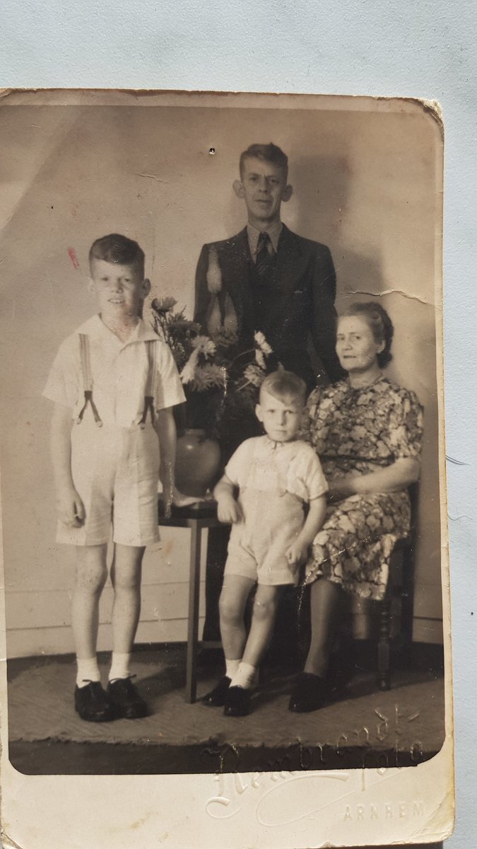 Twitter zoektocht.

Wie kan mij vertellen wie op deze #Fotos staan? 
Deze is gemaakt door #Rembrandt foto uit #Arnhem.
Meer weet ik helaas niet.
Ik wil de foto graag aan de familie overhandigen.

Delen is lief ❤