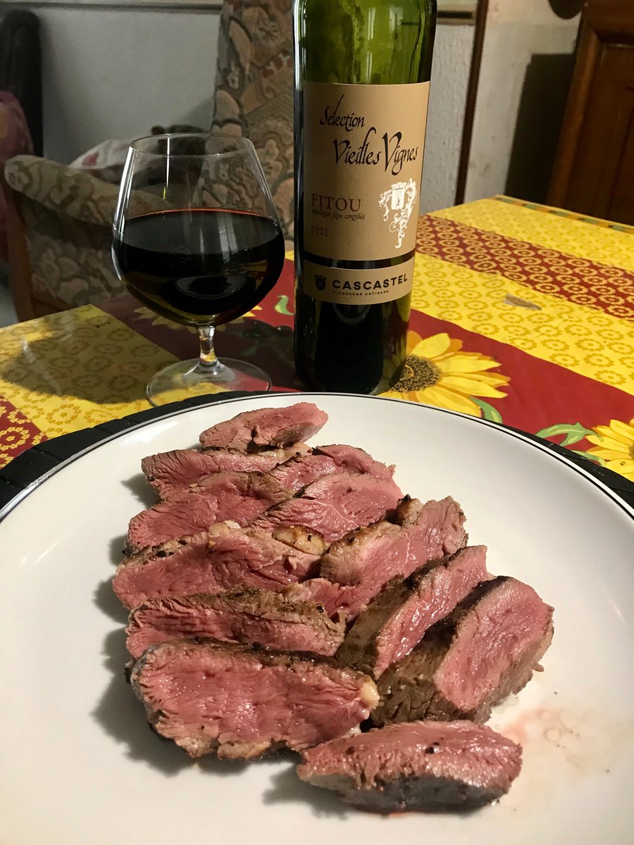 Cathare111's tweet photo. #Narbonne
Bon AppĂ©tit les Pitchous đđ·
AprĂšs une petite abstinence de #canard đ€
petit #magretdecanard đ
#vin du jour Sélection
Vieilles Vignes
#fitou 2021 #AOP
14,5 degrés
Les MaĂźtres Vignerons de Cascastel
#vigneronrecoltant #cascastel https://t.co/KWtzjhFmmF