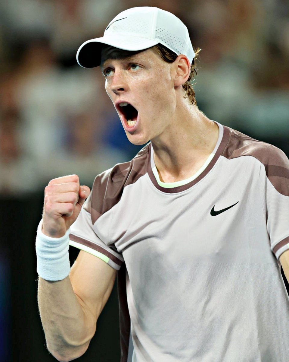 Sinner conquista o primeiro Grand Slam da carreira ao derrotar Medvedev na final do Australian Open em cinco sets! 🏆