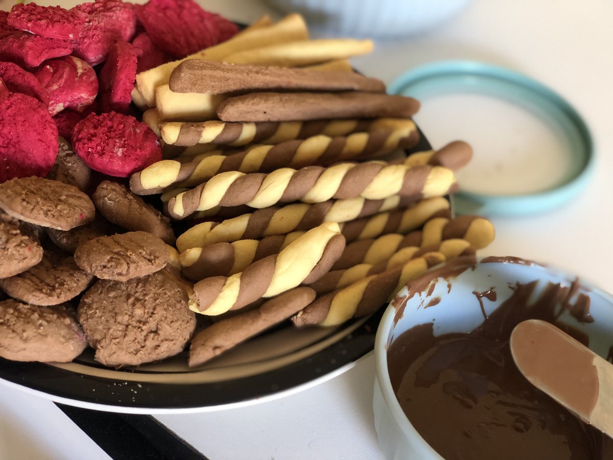 baddest_chick88's tweet photo. I Sell home made cookies around Oshakati and Ongwediva . https://t.co/UlS9b1z5jN