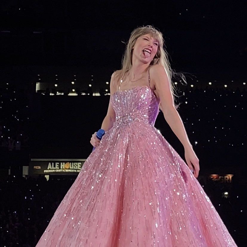 psycho_revlu's tweet photo. swiftie since 2012 🥂

☁️22歳 (大学生)
☁️1989東京参戦
☁️eras tour 2/7 &amp; 2/10 S席参戦！
☁️favorite song : you’re losing me
     →ありすぎて決められない(*_*)
☁️参戦服は、、

2/7 → you’re losing me/champagne problems themed bride💍

2/10 → rep snake theme🐍 https://t.co/2QZhY2nw0m