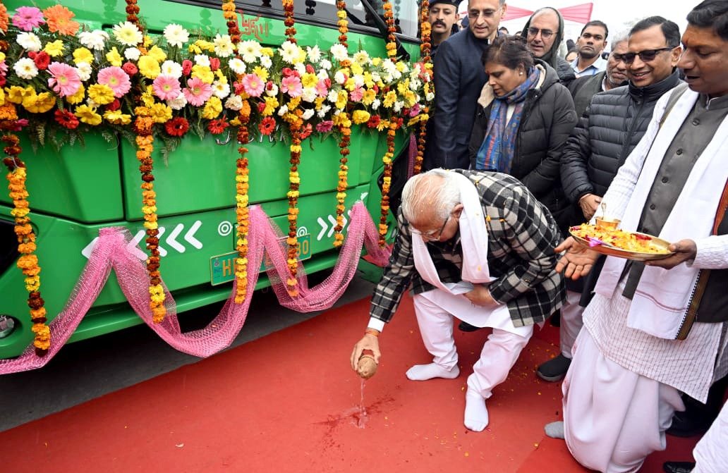 cmohry's tweet photo. मुख्यमंत्री श्री @mlkhattar ने आज पानीपत में सिटी बस सेवा का शुभारंभ किया तथा वातानुकूलित इलेक्ट्रिक बसों को जनता की सेवा में समर्पित किया।

इस अवसर पर सीएम ने आम जन हेतु प्रारंभ के 7 दिनों तक इलेक्ट्रिक बसों में मुफ्त यात्रा की घोषणा की तथा स्वयं भी इस बस यात्रा का आनंद उठाया। 

मुख्यमंत्री ने कहा कि पर्यावरण स्वच्छ हो व आमजन को यात्रा में सुविधा मिले इसके लिए हरियाणा सरकार बेहतर संसाधनों के विकास हेतु सदैव संकल्पित है।