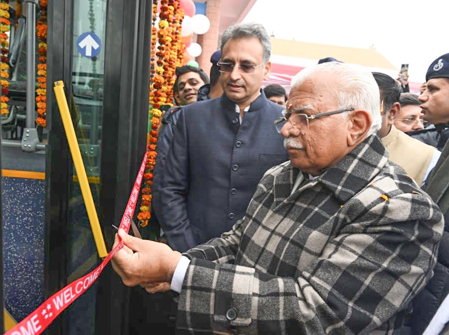 cmohry's tweet photo. मुख्यमंत्री श्री @mlkhattar ने आज पानीपत में सिटी बस सेवा का शुभारंभ किया तथा वातानुकूलित इलेक्ट्रिक बसों को जनता की सेवा में समर्पित किया।

इस अवसर पर सीएम ने आम जन हेतु प्रारंभ के 7 दिनों तक इलेक्ट्रिक बसों में मुफ्त यात्रा की घोषणा की तथा स्वयं भी इस बस यात्रा का आनंद उठाया। 

मुख्यमंत्री ने कहा कि पर्यावरण स्वच्छ हो व आमजन को यात्रा में सुविधा मिले इसके लिए हरियाणा सरकार बेहतर संसाधनों के विकास हेतु सदैव संकल्पित है।