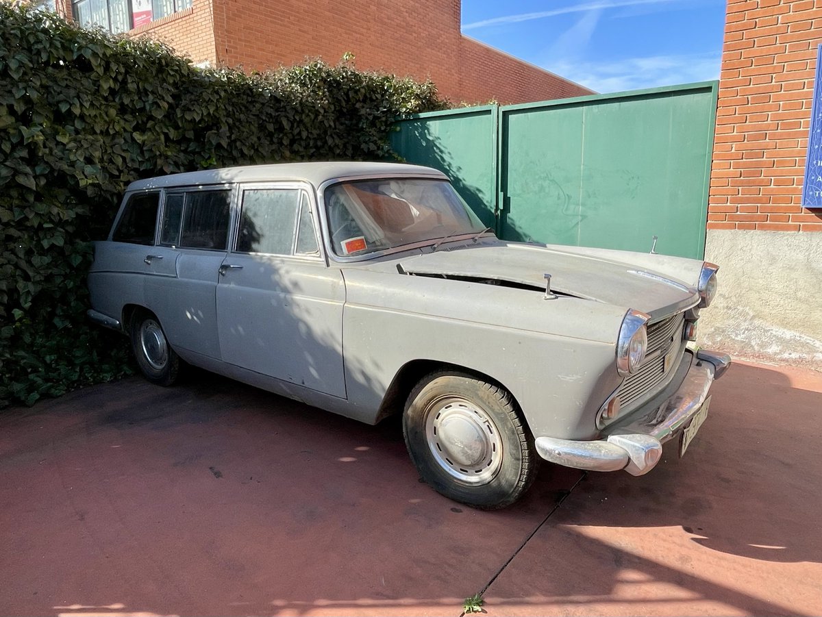 #Avistamientodeldía Me he encontrado con este Austin A60 Countryman al que le ha pasado factura su medio siglo de vida.

¿Habrá muchos de estos en España?