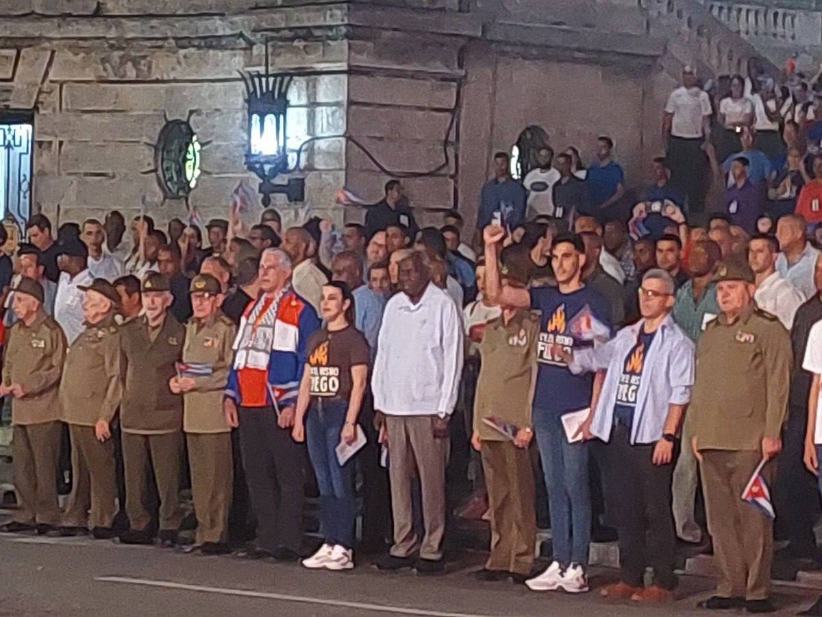YaquedeCuba's tweet photo. ...Quien dijo que todo está perdido, yo vengo a ofrecer mi corazón...
#ConElMismoFuego por #Cuba siempre, #MartíVive https://t.co/yzc9HKa4ZF