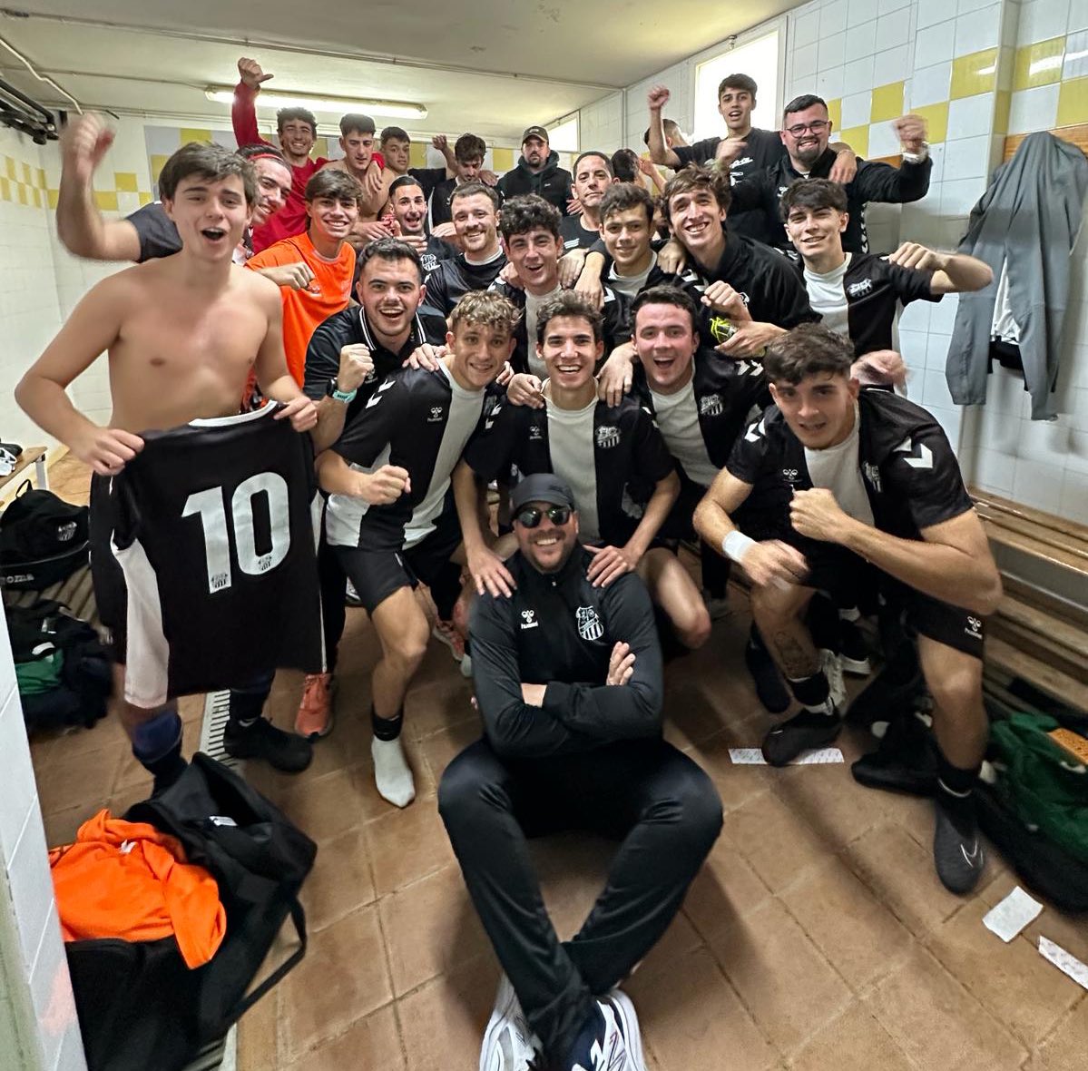 CalaveraCFutbol's tweet photo. #CalaveraCF

✅ ¡SI, SI, SI! Nuestro primer equipo cierra un mes de enero para enmarcar con cuatro victorias en cuatro partidos para acercarse a la zona alta tras vencer por 0-1 al @cdsjeronimo.

⚽️ @paabloojuvin hizo el único tanto para los pupilos de @BlasCCF. https://t.co/qKZGxsjvTk