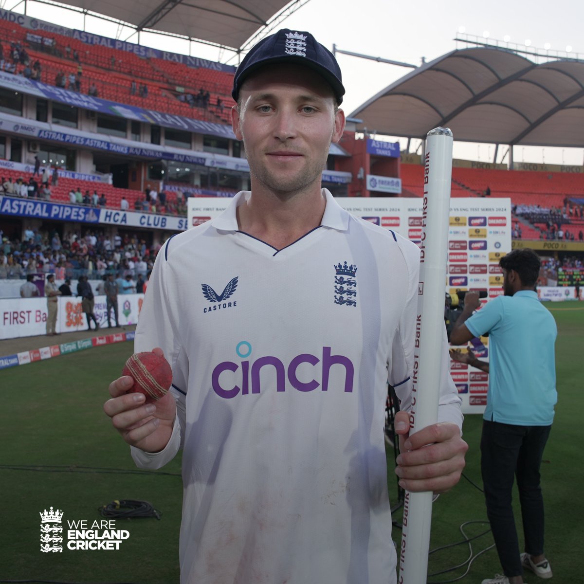 9⃣ wickets on Test debut in India to guide us to a historic win 🙌 Match Centre: ms.spr.ly/6010ivhr0 🇮🇳 #INDvENG 🏴󠁧󠁢󠁥󠁮󠁧󠁿 | @tomhartley100
