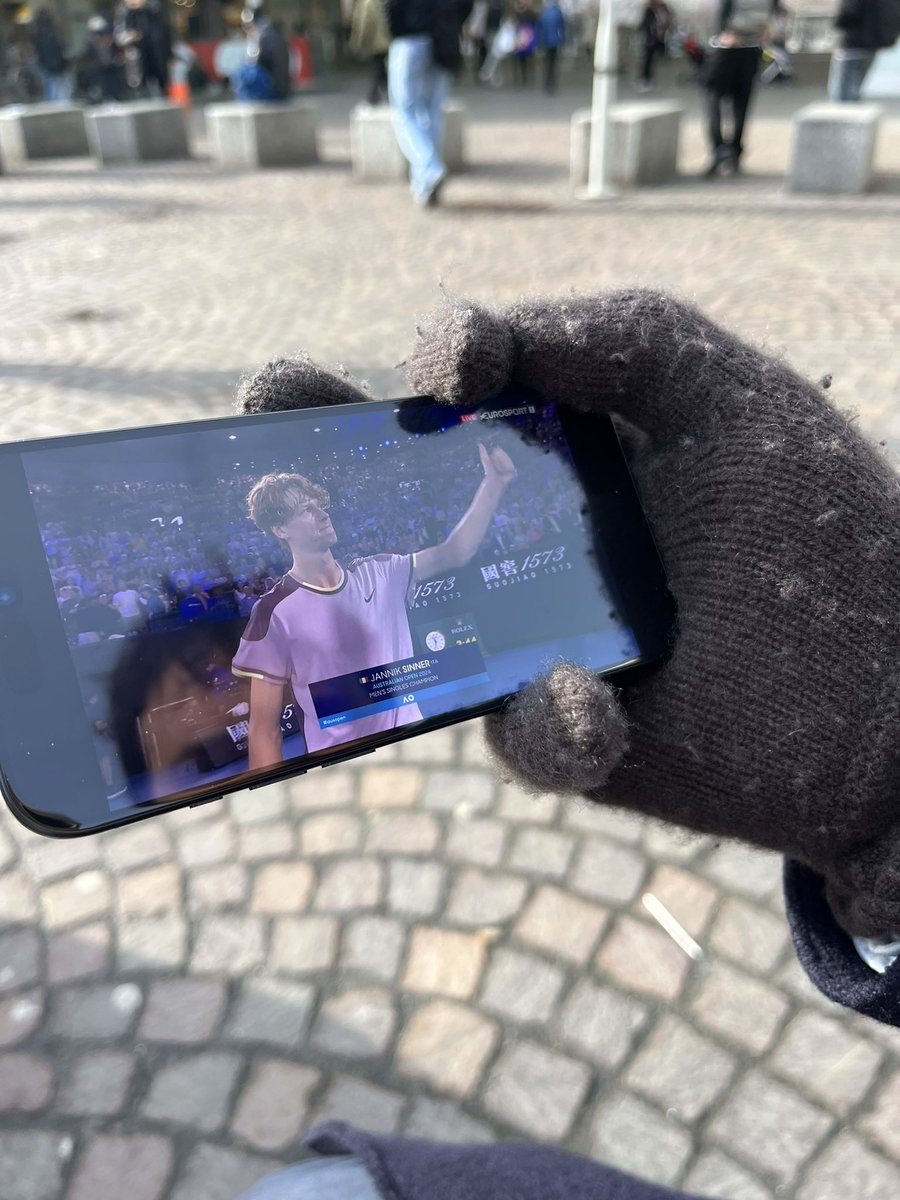 Ci si ferma di colpo per strada a Parigi a guardare la diretta e lui ripaga così ✨
Immenso Sinner  🏆🥇
#AusOpen #Sinner