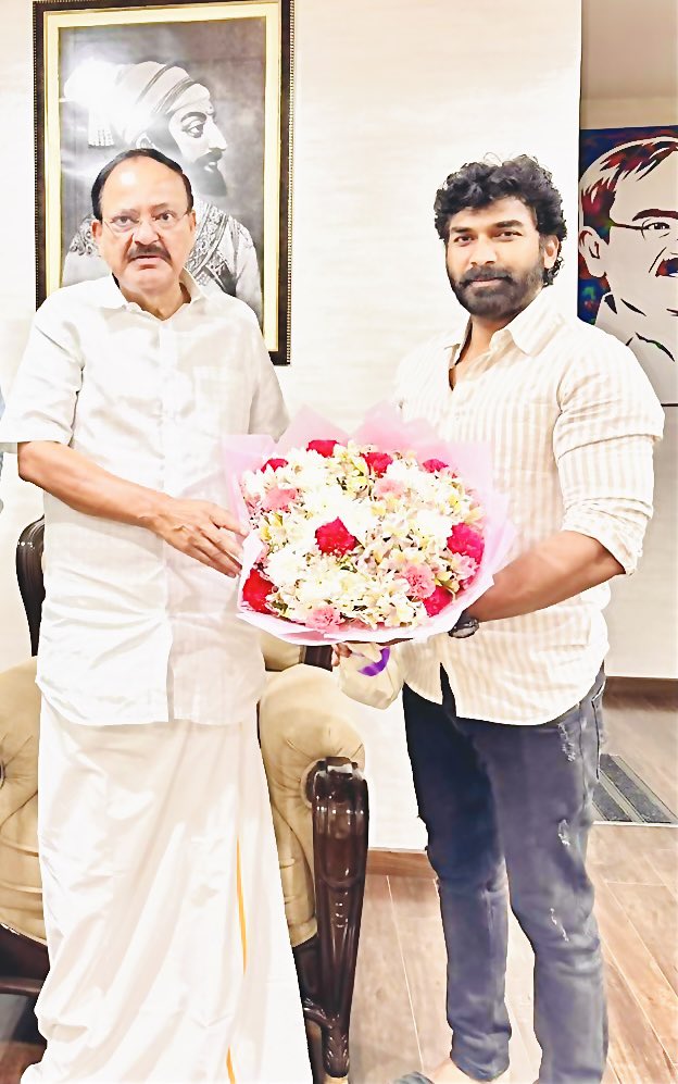 పద్మవిభూషణ్ అవార్డు గ్రహీత ‘శ్రీ వెంకయ్య నాయుడు గారిని’ కలుసుకుని అభినందించే అవకాశం ఇచ్చినందుకు కృతజ్ఞతలు 🙏

Grateful for the opportunity to meet and congratulate ‘Shree Venkaiah Naidu garu’, a Padma Vibhushan awardee. 

#PadmaVibhushan #janasena #janasenaparty