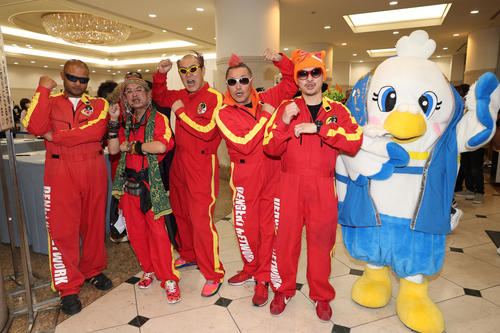 livedoornews's tweet image. 【明るく見送る】電撃ネットワーク・南部虎弾さん通夜、妻の意向で「喪服厳禁」
news.livedoor.com/article/detail…

メンバーたちはツナギ姿で登場。「黒い服装とかで暗い感じで送りたくないということで」とダンナ小柳が理由を明かした。参列者もコスプレや着ぐるみなど、ド派手な姿だったという。