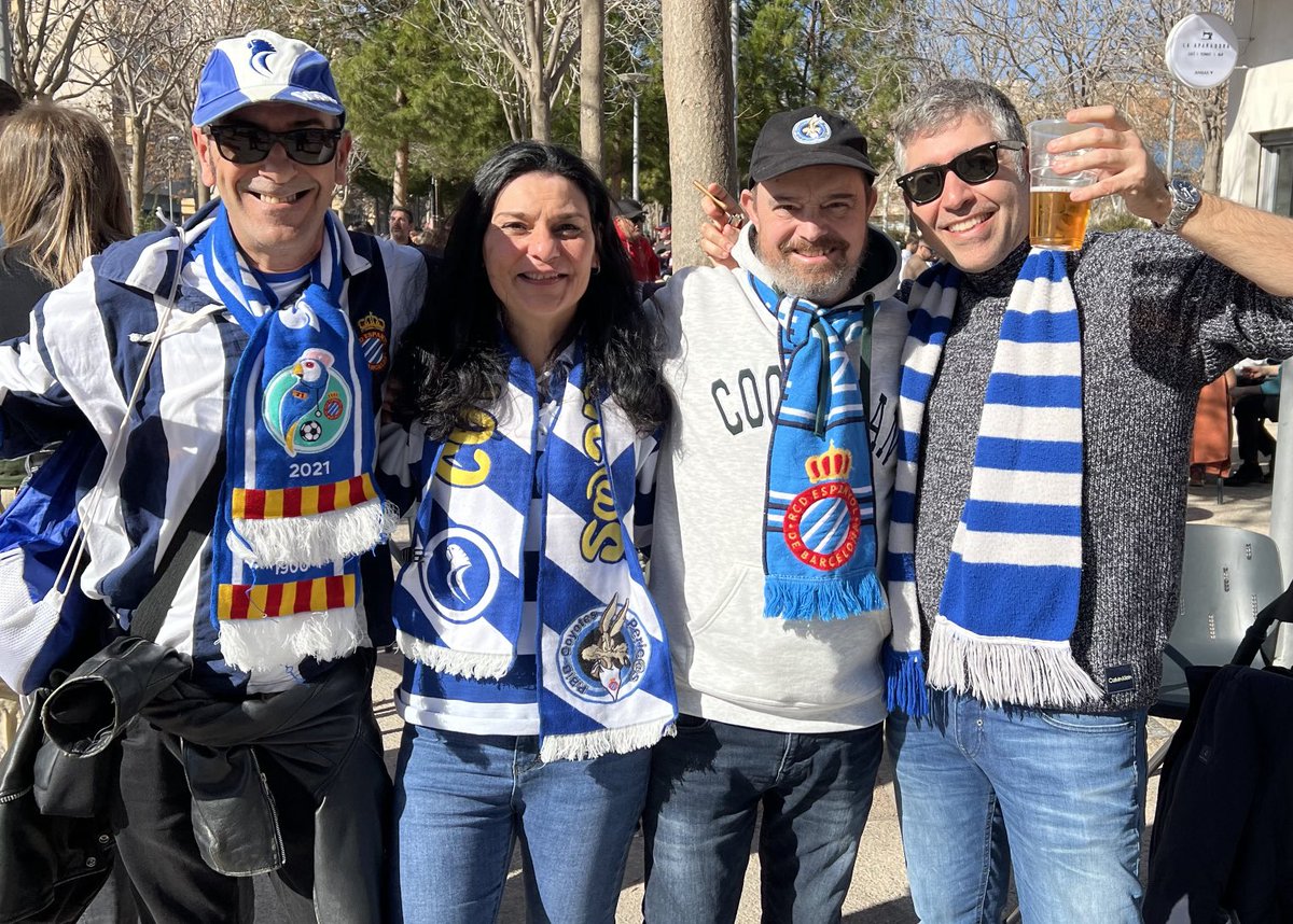 roberthernando's tweet photo. En la previa del #EldenseEspanyol con grandes pericos ⁦@CoyotesPericos⁩ ⁦@XContel⁩ ⁦@Pericoseva⁩ #rcde Mágico ⁦@RCDEspanyol⁩ https://t.co/Bq6E3mmRc1