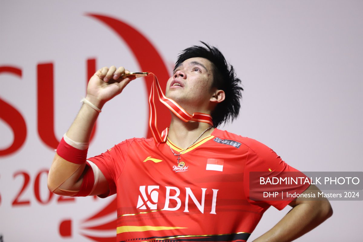 Look at how much this title means to him.

For his late father. For his nation. For his partner. For himself.

Congratulations!

#BadmintalkPhoto #DIM2024 #IndomilkSteril #FaedahnyaRiil