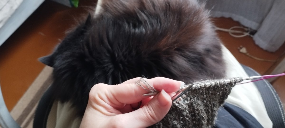 Oops, I can't knit only one project at the same time. This threads are tactile orgasm.