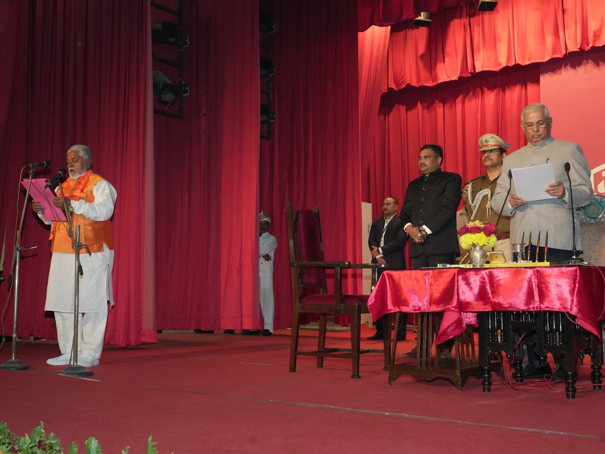 उन्होंने डॉ॰ प्रेम कुमार, श्री श्रवण कुमार, श्री संतोष कुमार सुमन एवं श्री सुमित कुमार सिंह को भी मंत्री के रूप में पद एवं गोपनीयता की शपथ दिलाई।