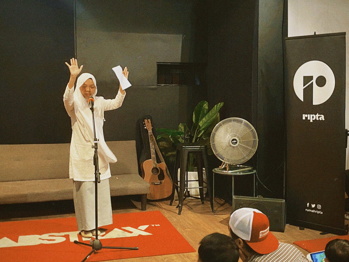 sipengejarbulan's tweet photo. 27/01 — Shah Alam.
Persembahan puisi yang pertama untuk 2024.
Terima kaseh untuk ruang teduhnya, buat yang sudi mendengarkan dan seluruh isi Pasar Boco #PasarBoco 🏡🤍 Jumpa lagi!
btw iced latte diorang sedap tau!
Ada masa, boleh repeat lagi🤍 https://t.co/jJVAVshFs3