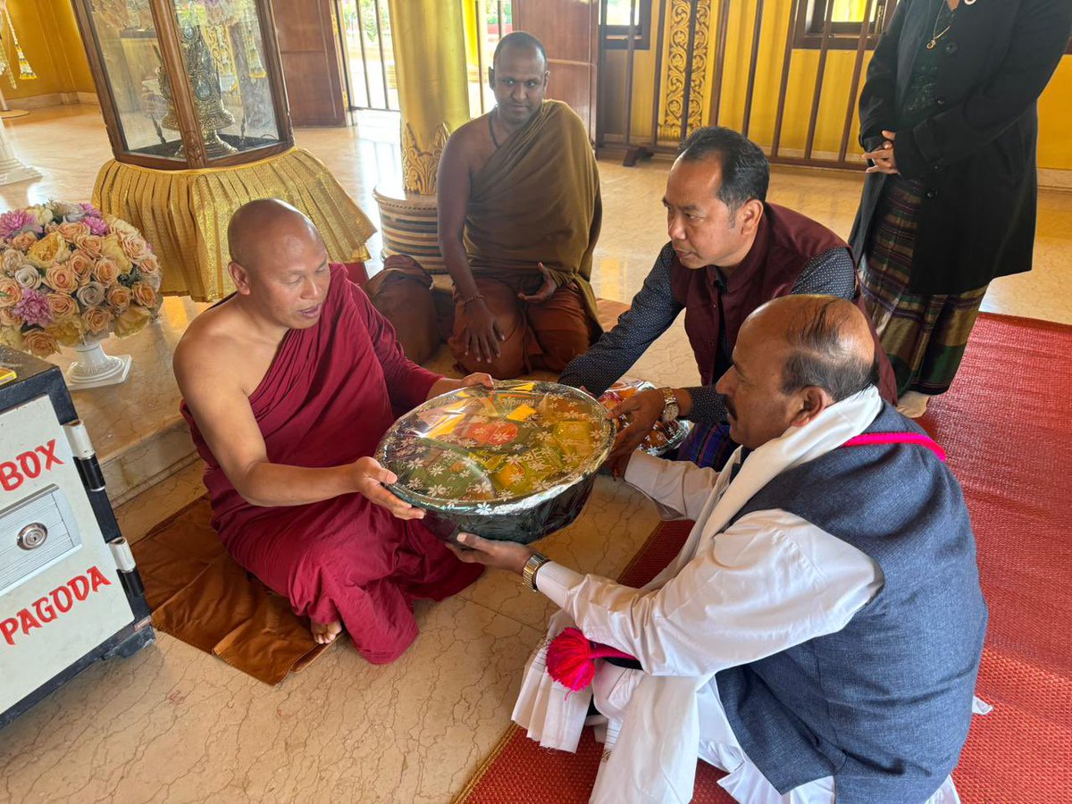 Drvirendrakum13's tweet photo. भारत देश समृद्ध सांस्कृतिक और धार्मिक धरोहर को संजोए हुए है,आज अरुणाचल प्रदेश के नामसाई जिला स्थित गोल्डन पगोड़ा मंदिर में विराजमान भगवान बुद्ध के दिव्य साक्षात्कार के साथ अद्भुत शक्ति की अनुभूति हुई। वास्तव में ऐसे धार्मिक स्थल और सांस्कृतिक प्रतीक मन को अलौकिक ऊर्जा,उत्साह और शांति प्रदान करते हैं।गोल्डन पगोड़ा मंदिर में दर्शनों के लिए मेरे साथ नामसाई जिला उपायुक्त श्री सी आर खांपा और संगठन से जुड़े अन्य प्रमुख पदाधिकारी भी उपस्थित रहे।

#GoldenPagoda #Namsai @DistrictNamsai #IndianHeritage #ArunachalPradesh #BhartiyaCulture #BuddhaTemple #ReligiousHeritage #NorteastIndia #BJP4IND #BJP4Arunachal #Divinity @ArunachalCMO @mpa_india @MinOfCultureGoI @DDNewslive @ANI