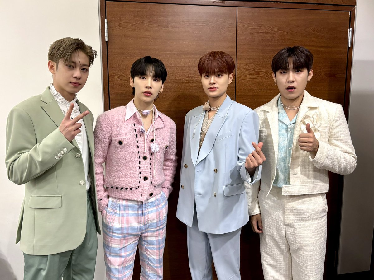 AB6IX's tweet photo. [📷]
240128 팬사인회
대휘 생일 전야제 완료 🎂💕
대휘의 생일 전야제를 ABNEW와 함께할 수 
있어서 뜻깊은 시간이 되었답니다 🤝
한 주 동안 많은 응원 보내준 여러분 감사합니다✨

#AB6IX #에이비식스
#THE_FUTURE_IS_OURS #FOUND
#GRAB_ME https://t.co/J48SG8DUYw