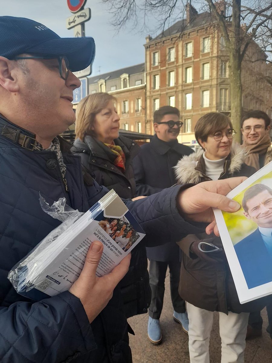 Rencontre agréable avec les habitants de Rouen ce dimanche matin, une équipe motivée et dynamique pour faire connaître @davidlisnard et @Nouv_Energie