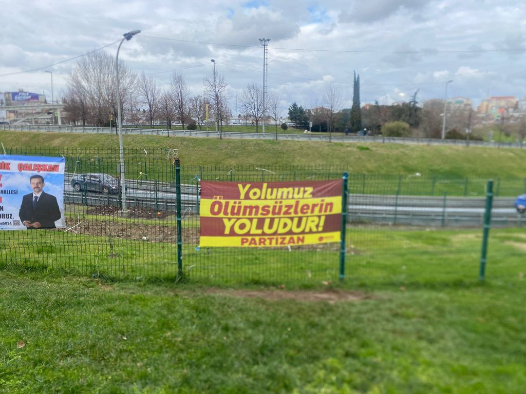 Parti ve Devrim Şehitlerini Anma Haftası nedeniyle Sarıgazi ve Okmeydanı’nda Partizan tarafından “Devrim ve Komünizm şehitleri ölümsüzdür!” şiarlı pankart asıldı.