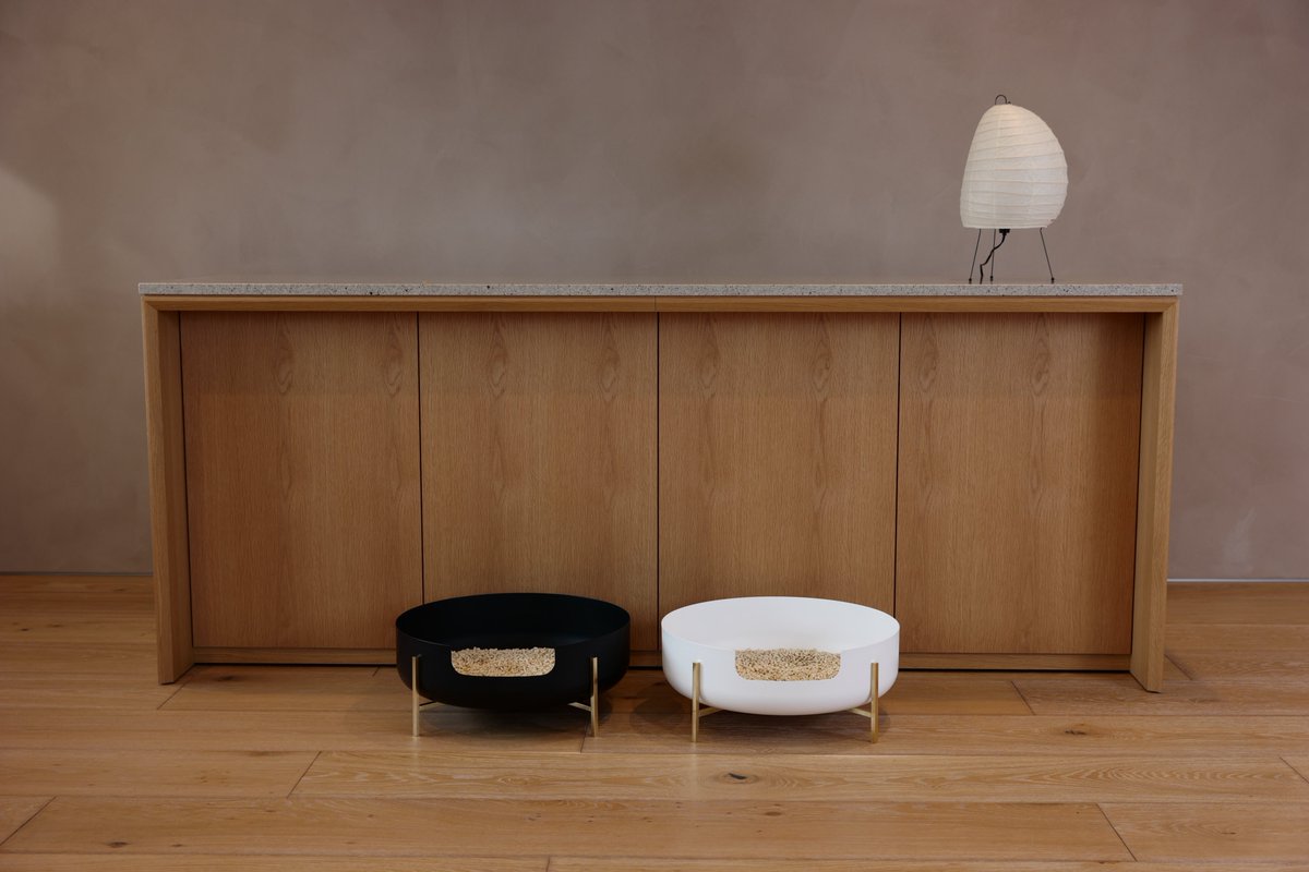 katte_japan's tweet photo. 『世界一美しい猫のトイレ- La Toilette-』
洗練されたアルミボディに特注のセラミック製のオリジナル塗料が塗装されています。

オリジナル塗料により美しいテクスチャーを実現したのは勿論、耐久性・耐薬性にとても優れており汚れも簡単にふき取ることが可能です。#katte #猫のトイレ #猫 https://t.co/K1ijVbCsZq