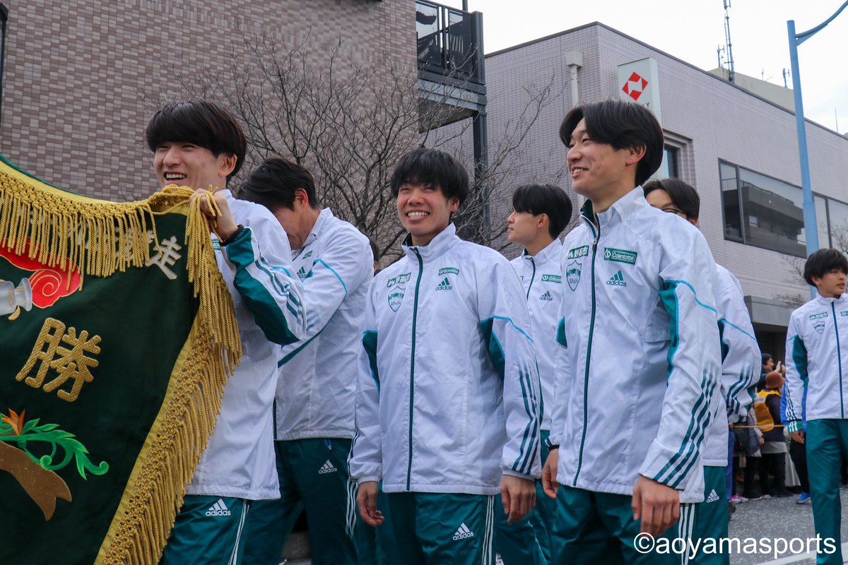 aosupo_rikujyo's tweet photo. #箱根駅伝 優勝パレード

トラックで世界を目指すために、一足先に退寮した小原副将の姿もありました！

#青学駅伝 #AllForGreen #負けてたまるか大作戦 #優勝パレード https://t.co/XHiwuR0mde