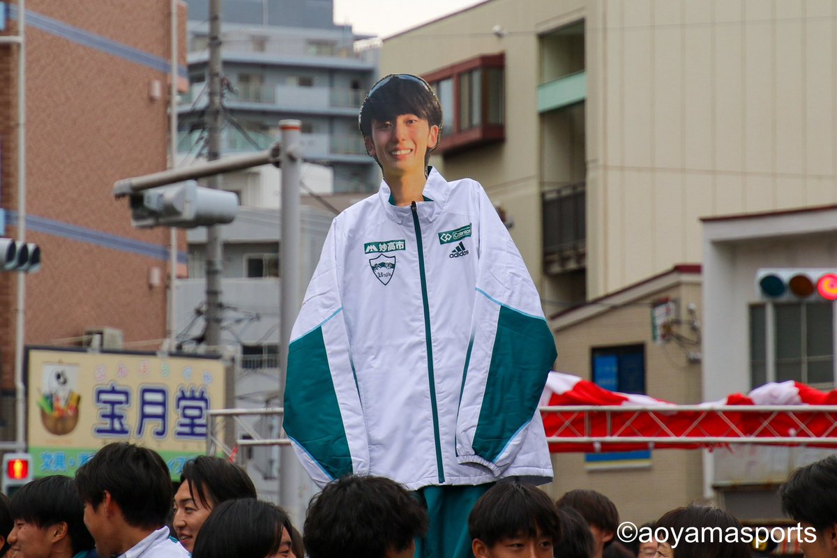 aosupo_rikujyo's tweet photo. #箱根駅伝 優勝パレード

トラックで世界を目指すために、一足先に退寮した小原副将の姿もありました！

#青学駅伝 #AllForGreen #負けてたまるか大作戦 #優勝パレード https://t.co/XHiwuR0mde