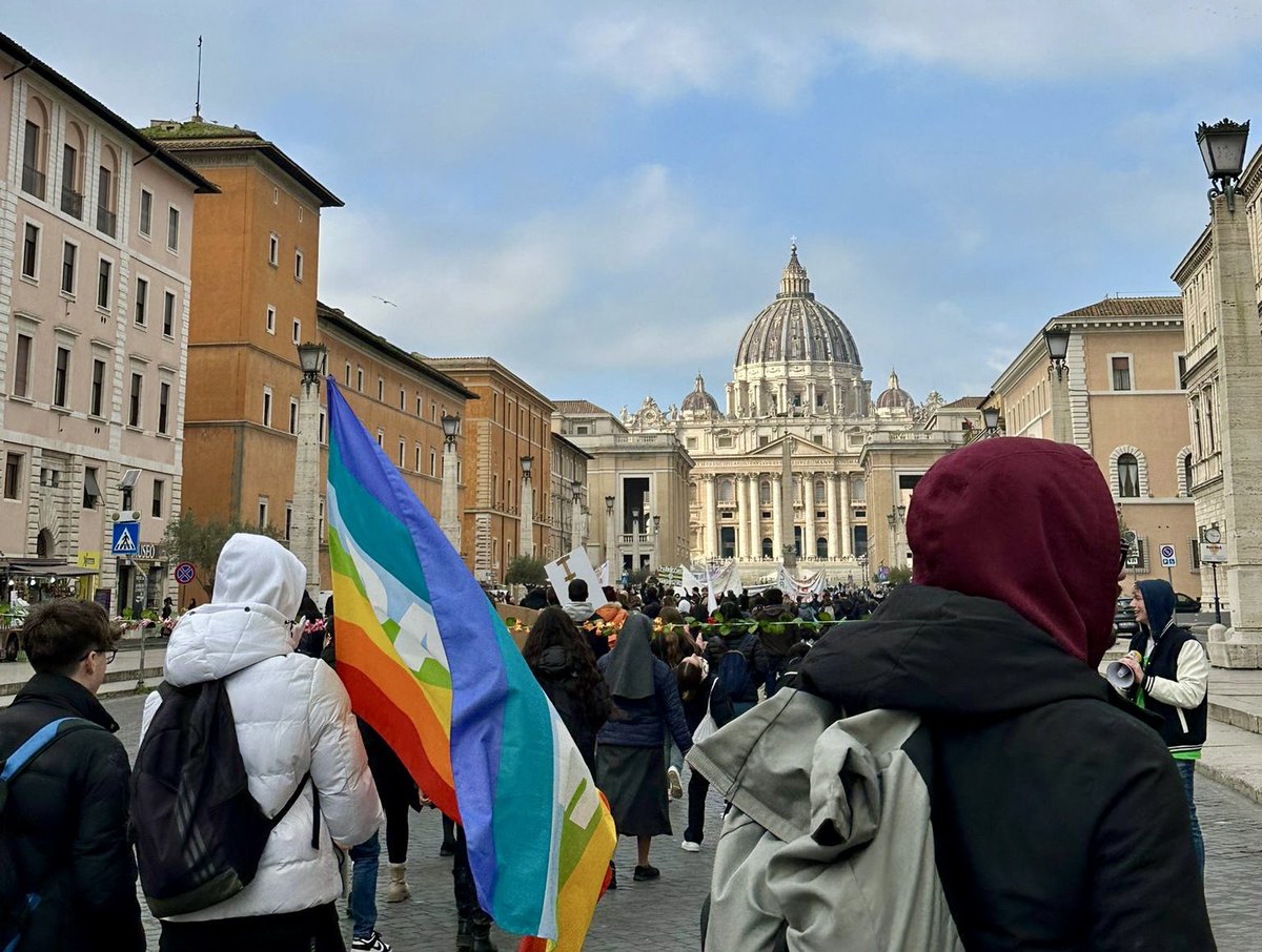 AC1868's tweet photo. La Pace in testa! 🕊️🙏🏻
​
In Piazza San Pietro con l’#ACR per la #CarovanaDellaPace 2024, in comunione con tutte le altre carovane e feste della #Pace che i bambini e i ragazzi stanno vivendo in tutta Italia.

@ACdiRoma #LaPaceInTesta https://t.co/FKG3Vzmlay