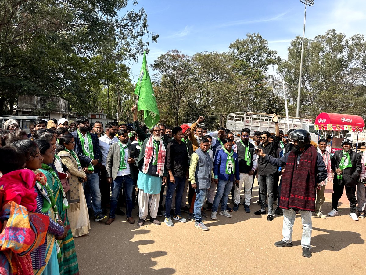 ModassirImam9's tweet photo. भाजपा तथा केन्द्र सरकार द्वारा केन्द्रीय जांच एजेंसियों का दुरुपयोग कर गैर भाजपा शासित राज्य झारखंड में सरकार तथा उसके मुखिया श्री हेमंत सोरेन को प्रताड़ित करने के विरोध में आज दिनांक 28जनवरी 2024 को झामुमो कार्यकर्ताओं द्वारा राजभवन घेराव। https://t.co/UtPMCyCxpA