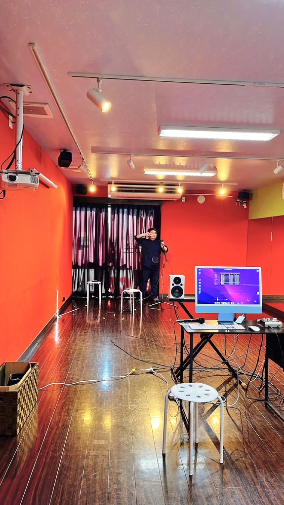 本日は歌う人ラボ第1回開催でした🙋‍♀️
初開催でドキドキでしたが、たくさんの情報を共有できてとても楽しい会になりました！
持ち寄ったマイクでいつもと違うマイクで録れる環境もあって、レアな会になりました！
ありがとうございましたm(_ _)m

（はみ出すおにく🍖）