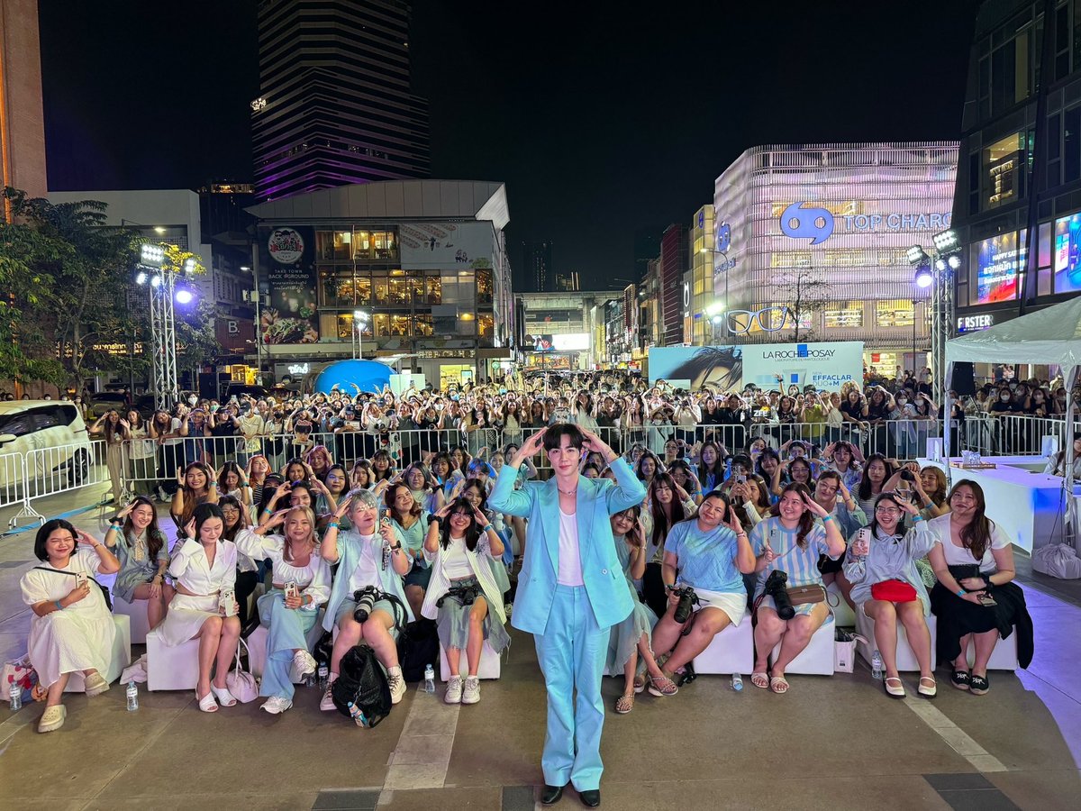 zee_pruk's tweet photo. บ๊อกแบ๊ก ๆ ขอบคุณทุกคนที่มาหานะครับ ทั้งทีมหน้างาน หน้าจอ งานหน้ามาเจอกันอีกนะ คิดถึงทุกคนไม่เจอกันนานมากกกก กลับบ้านกันดี ๆ ครับ 
ขอบคุณทางแบรนด์ด้วยนะครับ 
#EFFACLARxZeePruk https://t.co/Td3dTHHV1l