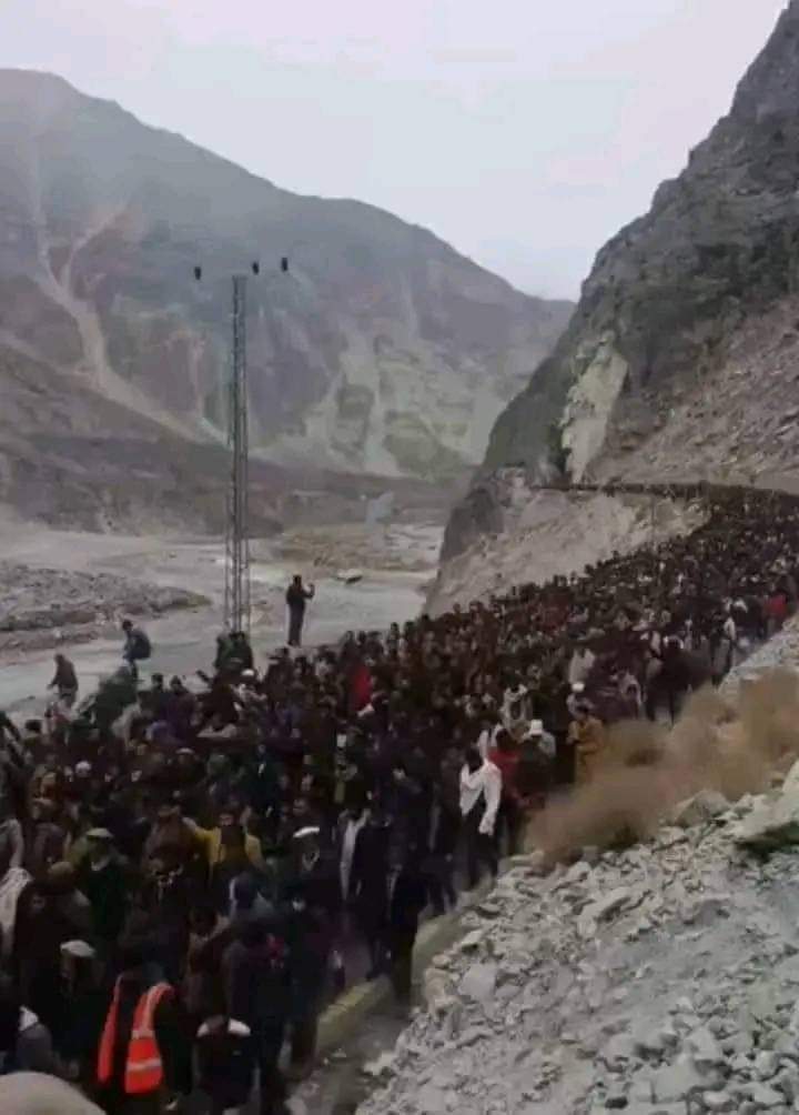 Muhamma07008131's tweet photo. گلگت 
نگر سے عوام کا سمندر گلگت کے حدود م��ں داخل۔
@highlight https://t.co/zDxXbCb6ql